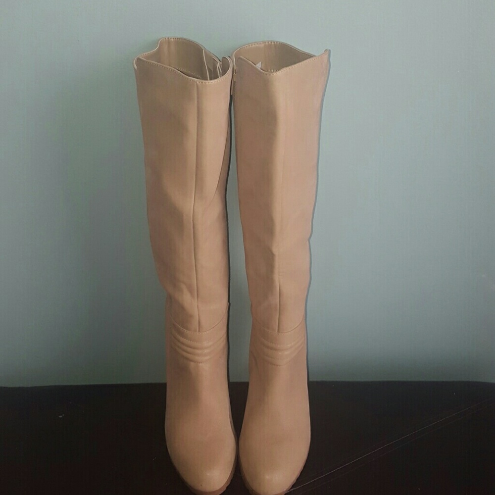 Brand new, never worn Nicole Nsquire wedge boot